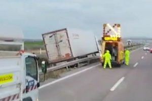 Cues en l'AP7 a Xilxes per l'eixida d'un camió de la via
