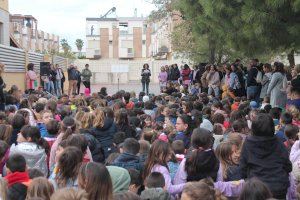 La Plaça 8 de Març d'Almenara s'ompli d'escolars per a commemorar el Dia internacional de la Dona