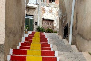 Un altre poble de Castelló se suma a la moda de les escales amb la bandera d'Espanya