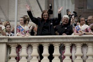 VÍDEO | Reyes Martí tiny de morat la Plaça de l'Ajuntament de València amb una mascletà en homenatge a les dones