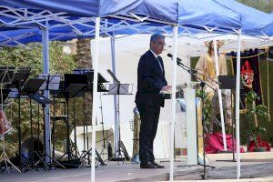 José Antonio Bermejo lee el pregón de la Hermandad de Jesús Triunfante en los jardines del Palacio de la Diputación de Alicante