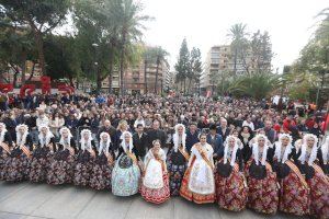 El ‘mar de mantillas’ de las candidatas a Bellesa del Foc vibra en Murcia con la mascletà de Pirotecnia Cañete