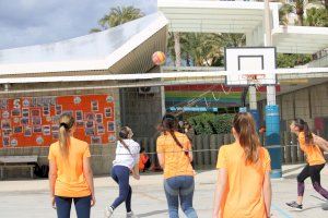 Animada jornada municipal de voleibol en el colegio Fabraquer de El Campello por el Día Internacional de la Mujer