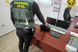 La Guardia Civil detiene a dos hombres que robaban en colegios