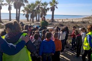 Escolares de Almassora crean oasis de biodiversidad en la playa