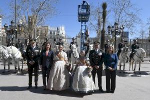 La alcaldesa de Valencia y las Falleras Mayores asisten al desfile de la Policía Nacional