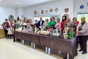 Las socias de AMUDECA exponen sus trabajos artesanales en la sede del Centro Social de El Campello