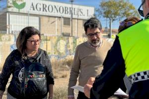 El alcalde visita el barrio Los Manchegos con los agentes de la BUMA para iniciar un informe sobre la situación de los solares con residuos
