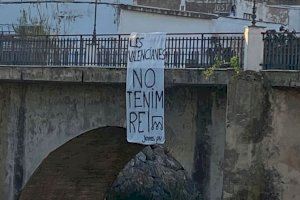 Cuelgan una pancarta en Gandia bajo el lema “Las valencianas no tenemos Rey” el día que Felipe VI visita la ciudad