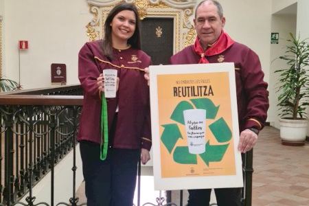 Con el lema «No ensucias las Fallas, reutiliza», Alzira se suma al uso del vaso reutilizable