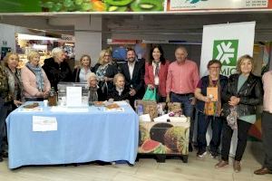 Ayuntamiento, Amas de Casa y AICO realizan una acción para promocionar las compras en el Mercado Municipal