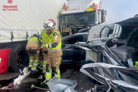 VIDEO | Mor un home i cinc resulten ferits en l'accident de Nules per la boira amb 40 vehicles implicats