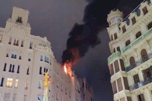 VÍDEO | Incendi en plenes Falles de València: grans flames en el terrat d'un edifici cèntric