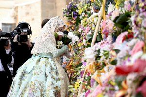 Emotiva ofrena de flors de les Falles de Borriana a la Mare de Déu de la Misericòrdia