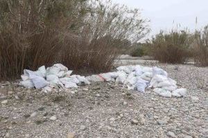 Los escombros se acumulan en la desembocadura del río Mijares tras la denuncia de un nuevo vertido