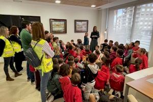 La alcaldesa de Almassora recibe en el Ayuntamiento a alumnos del colegio Regina Violant