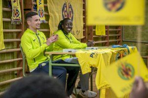 Rostros de ilusión y felicidad: la visita sorpresa de dos futbolistas del Villarreal a un colegio