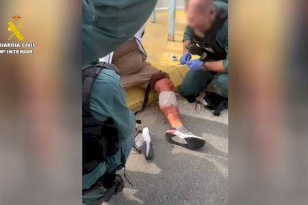 VÍDEO | Imatges sensibles: un home acaba ensangonat després de patir l'atac d'algunes persones en ple carrer de Torrevieja