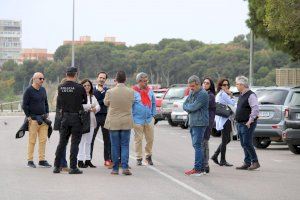 Técnicos de la Consellería de Educación y del Ayuntamiento de El Campello visitan la calle que quedará anexionada al instituto Enric Valor