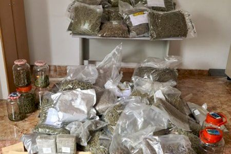 Un pedido cargado de droga para un negocio de Benetússer: confiscan dos bultos repletos de marihuana de una empresa de paquetería