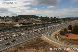 Dos accidents col·lapsen els accessos a València per l'A3 i l'A7
