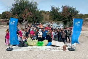 Escolares de Primaria del colegio Rafael Altamira participan en una jornada de limpieza ambiental del paraje Puntes de Gosalvez