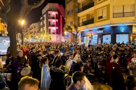 Más de 200 tambores protagonizan la “tamborá” de Semana Santa en Benicàssim