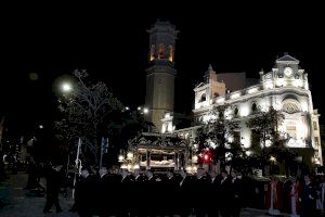 El silencio toma las calles de Burriana con la procesión del Santo Entierro