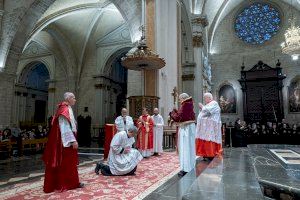 El Arzobispo de Valencia preside los Oficios del Viernes Santo en la Catedral