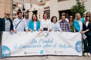 L'alcaldessa se suma al Dia Mundial de l'Autisme amb la lectura del manifest i la solta de globus de color blau en la plaça Major