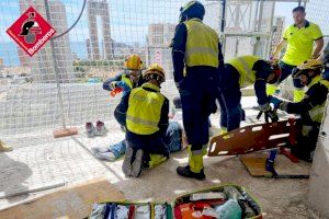 Un operario cae desde 3 metros cuando trabajaba en el interior de una obra en Benidorm