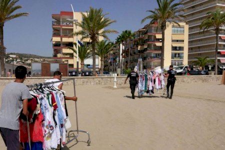 Golpe al 'top manta' en Peñíscola con 1.100 artículos confiscados