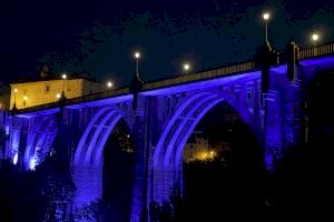 Ontinyent se suma al Dia Mundial de l’Autisme  il·luminant de blau el Pont de Santa Maria