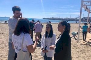 El Ayuntamiento de Castellón y la Fundación Azul Marino promueven el cuidado de los océanos con una limpieza colectiva de la playa del Pinar