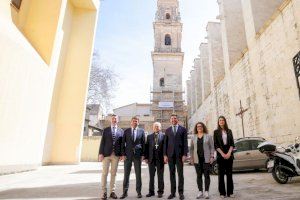 El president Carlos Mazón visita les obres de restauració del campanar de la col·legiata de Gandia