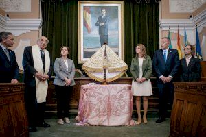 La Real Cofradía del Lledó presenta el manto del Centenario en el Ayuntamiento de Castellón