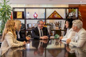 La nueva directiva de la Casa de Andalucía de Benidorm se reúne con el alcalde, Toni Pérez