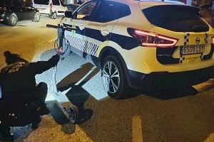 Cargado de éxtasis y cocaína con su patinete: huye tras empujar a un Policía y sufre un ataque de ansiedad en Elche