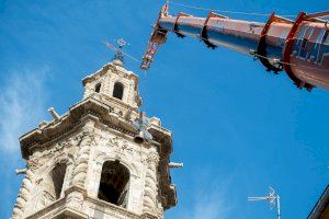 La iglesia de Santa Catalina sube a su torre su campana mayor y otras cinco piezas restauradas