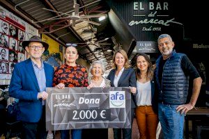 L'alcaldessa i el Bar del Mercat fan lliurament d'un xec solidari a AFA Castellón