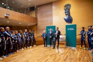 Vicent Mompó rep en la Diputació a la Selecció Valenciana de Pilota després de proclamar-se campiona d'Europa
