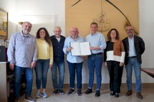 El colectivo Amics de La Costera ha hecho entrega a la ciudad de Xàtiva del ejemplar número 1 de la edición especial del Collar de la Coloma