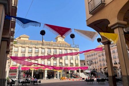 La Feria de Abril llenará mañana sábado la Plaza Mayor de Elda de ambiente andaluz con espectáculos de cante y baile, concursos y más
