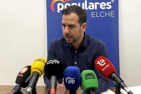 Dimitix el regidor d'Elx José Navarro després de la polèmica de Setmana Santa