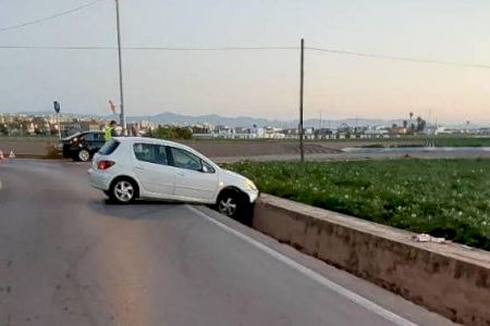 Un conductor acaba dins d'una séquia amb el seu cotxe a Alboraia