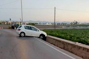 Un conductor acaba dentro de una acequia con su coche en Alboraya