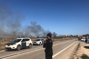 El incendio iniciado en Xàbia este sábado ya afecta terreno forestal aunque está estabilizado
