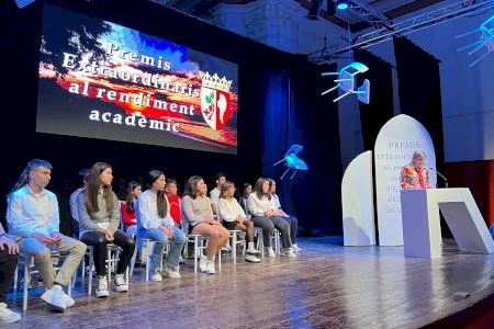 L’Ajuntament de Vinaròs entrega els premis extraordinaris al rendiment acadèmic en un acte renovat