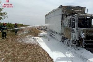 El fuego arrasa completamente un camión en una carretera de Castellón