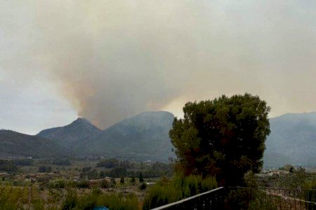 Dos incendios forestales, una vivienda y una planta de reciclaje: cuatro fuegos en la Comunitat Valenciana